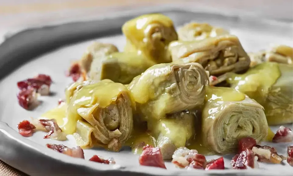 Plate of artichokes braised à la montillana with white wine and aromatic herbs