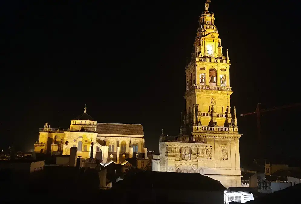 Rooftop terrace of Apartamentos Calleja de la Hoguera with Mezquita views