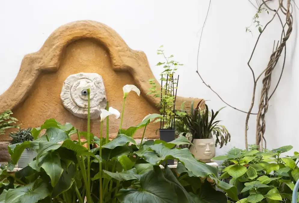 Orange-tree patio of La Llave de la Judería with fountain and whitewashed houses