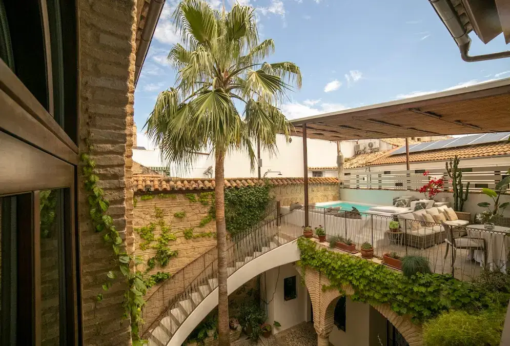 Andalusian patio of Patio del Posadero with pool and historic columns